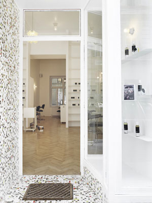 Less is More natural hair salon and organic hair beauty institute in Vienna