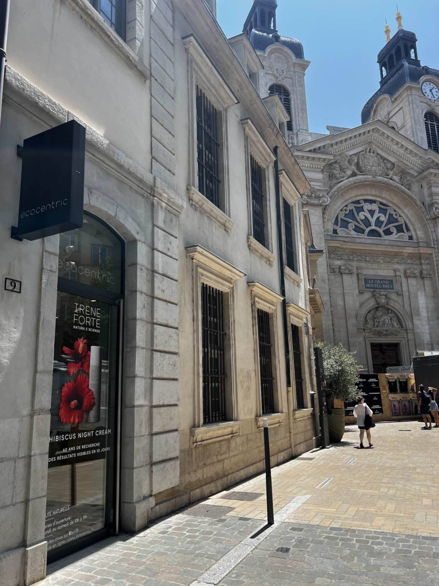 Natural beauty store and perfume in Lyon city center